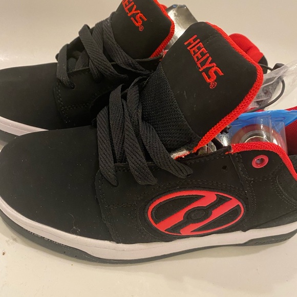 Heelys Other - Heelys unisex size 5 black with red sneaker/wheel